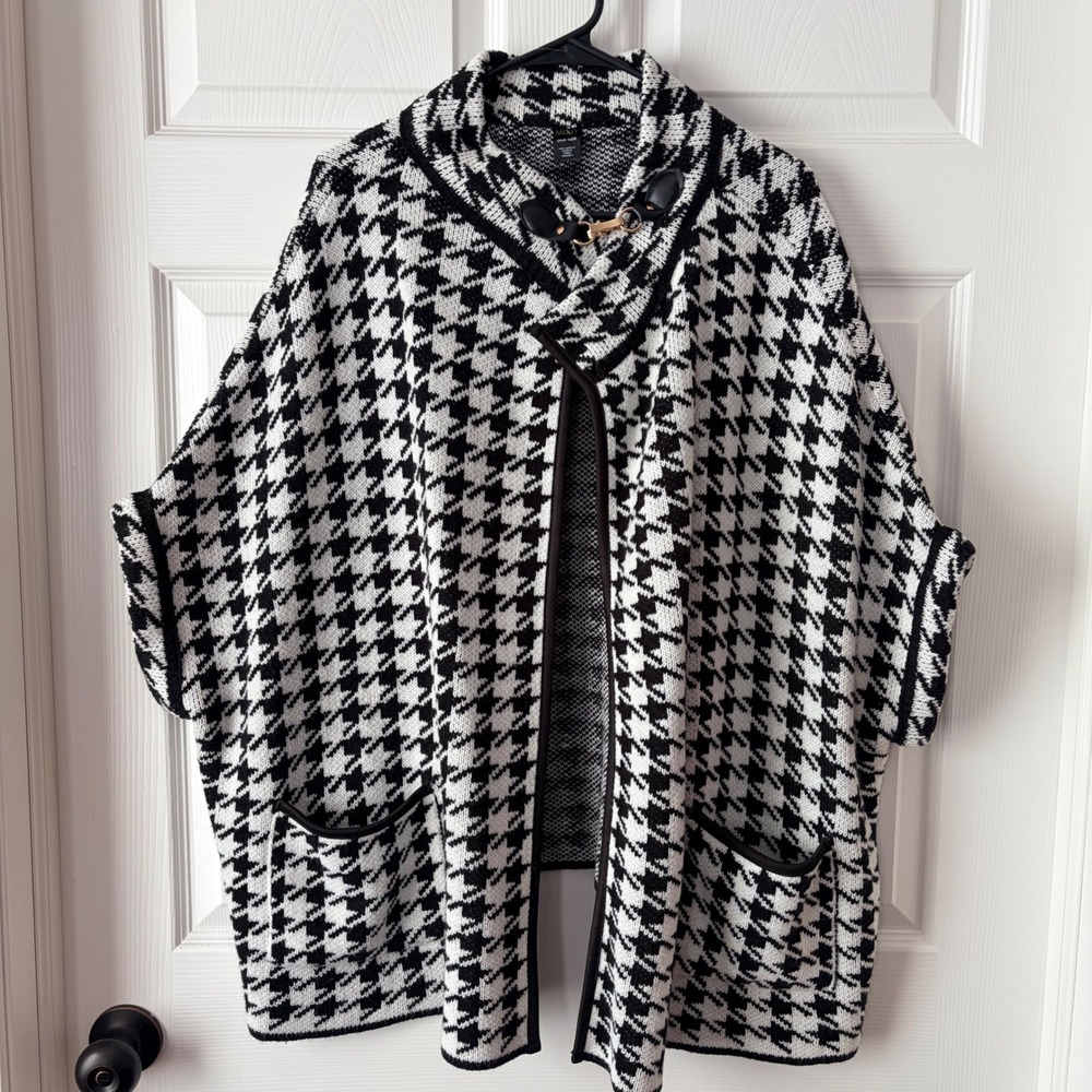 Mixit Houndstooth Knit Poncho Cardigan Black‎ White Toggle One Size Pocket Cape